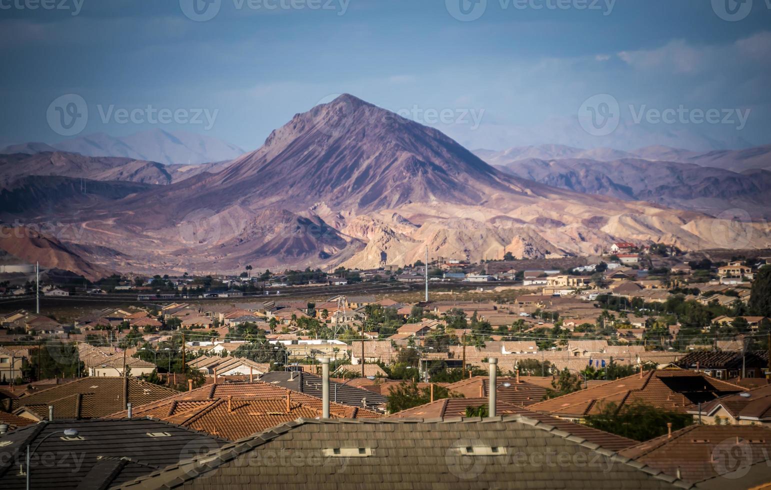 la ciudad de las vegas rodeada de montañas de roca roja y valle de fuego foto