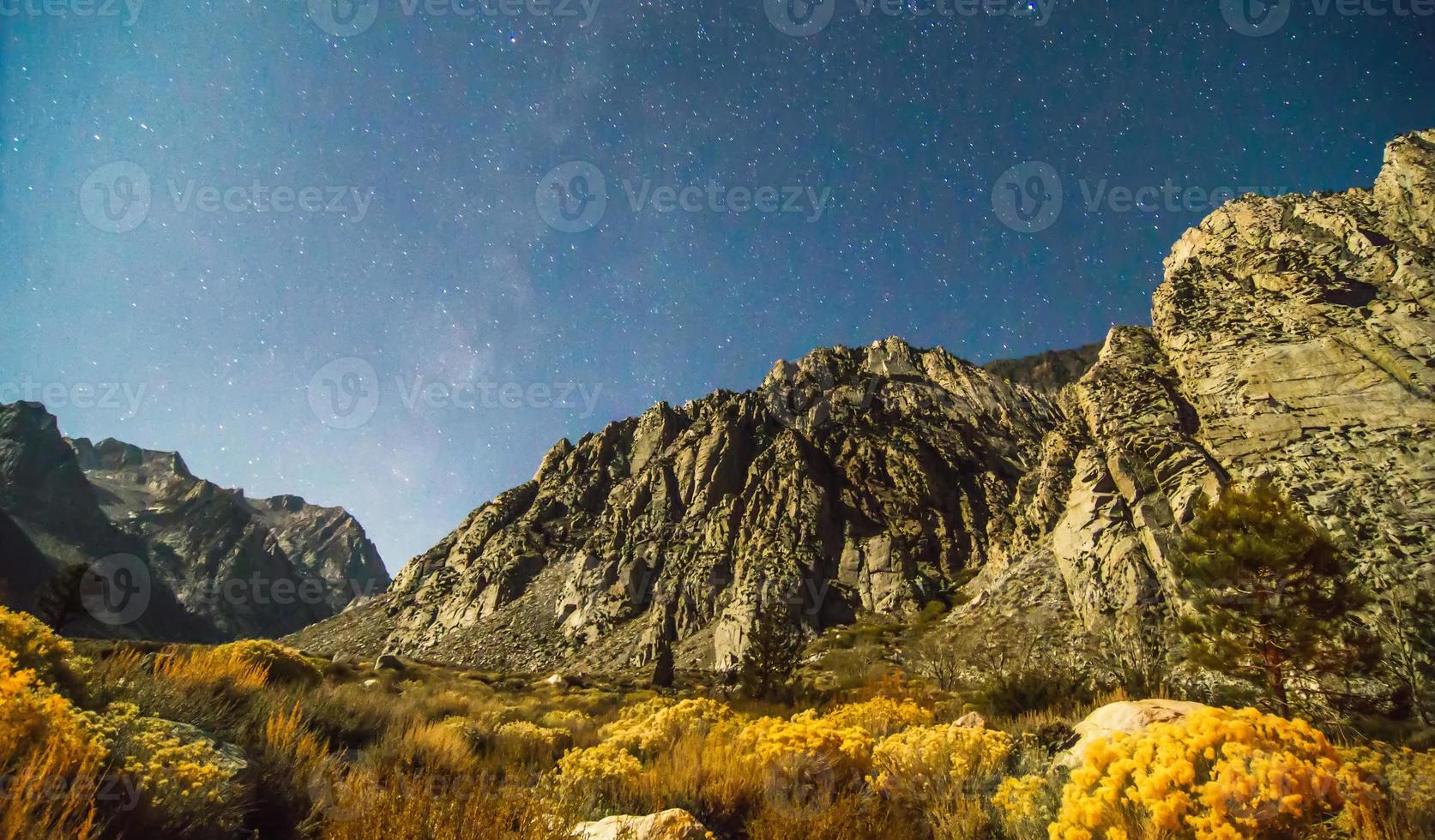 montañas del parque nacional sierra cerca de mammoth lake, california foto