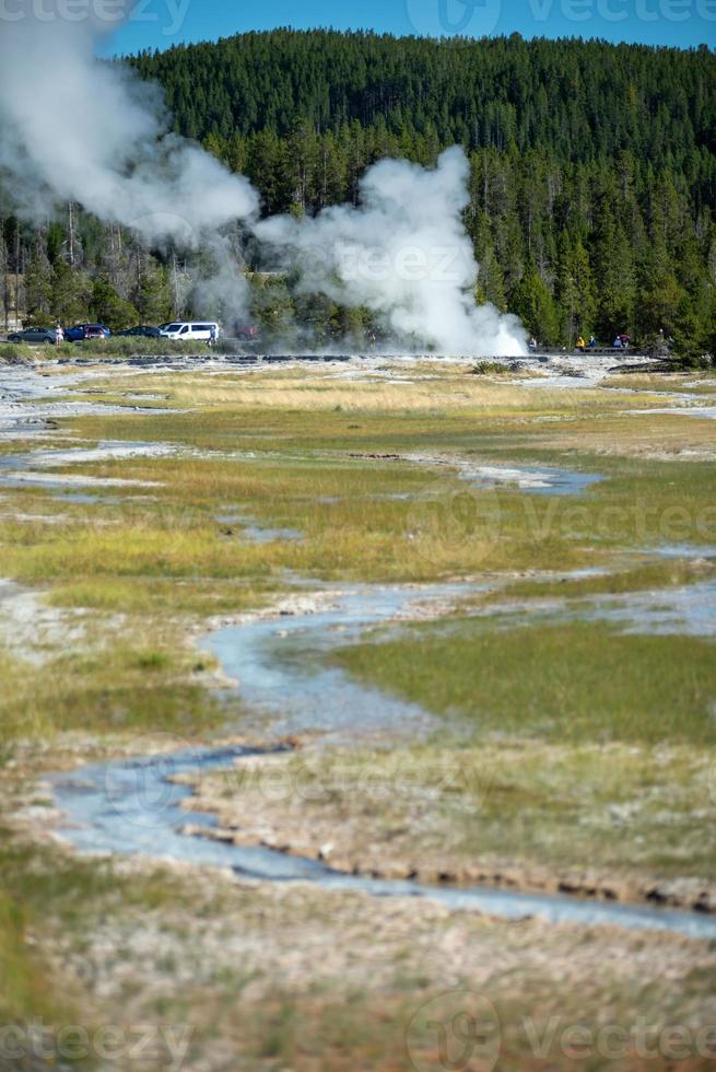 Erupción del viejo géiser fiel en el parque nacional de Yellowstone. foto