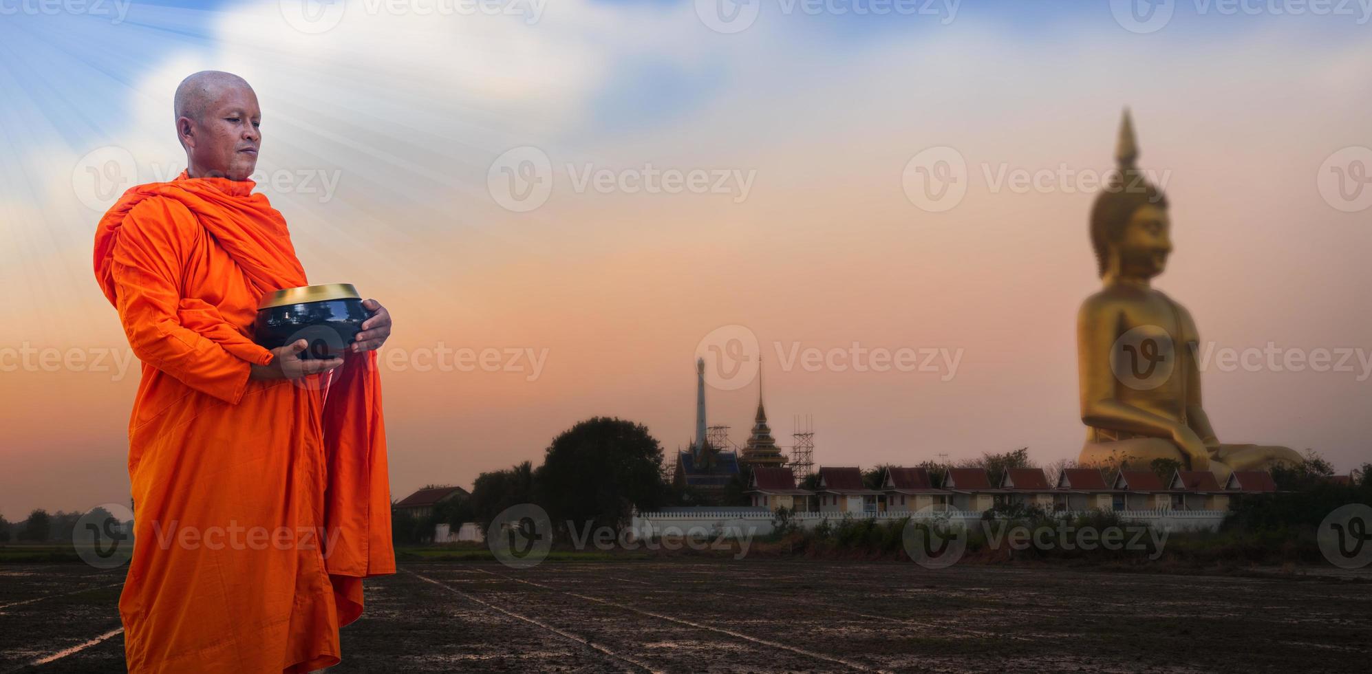 monjes budistas sosteniendo cuencos de arroz con gran buda foto