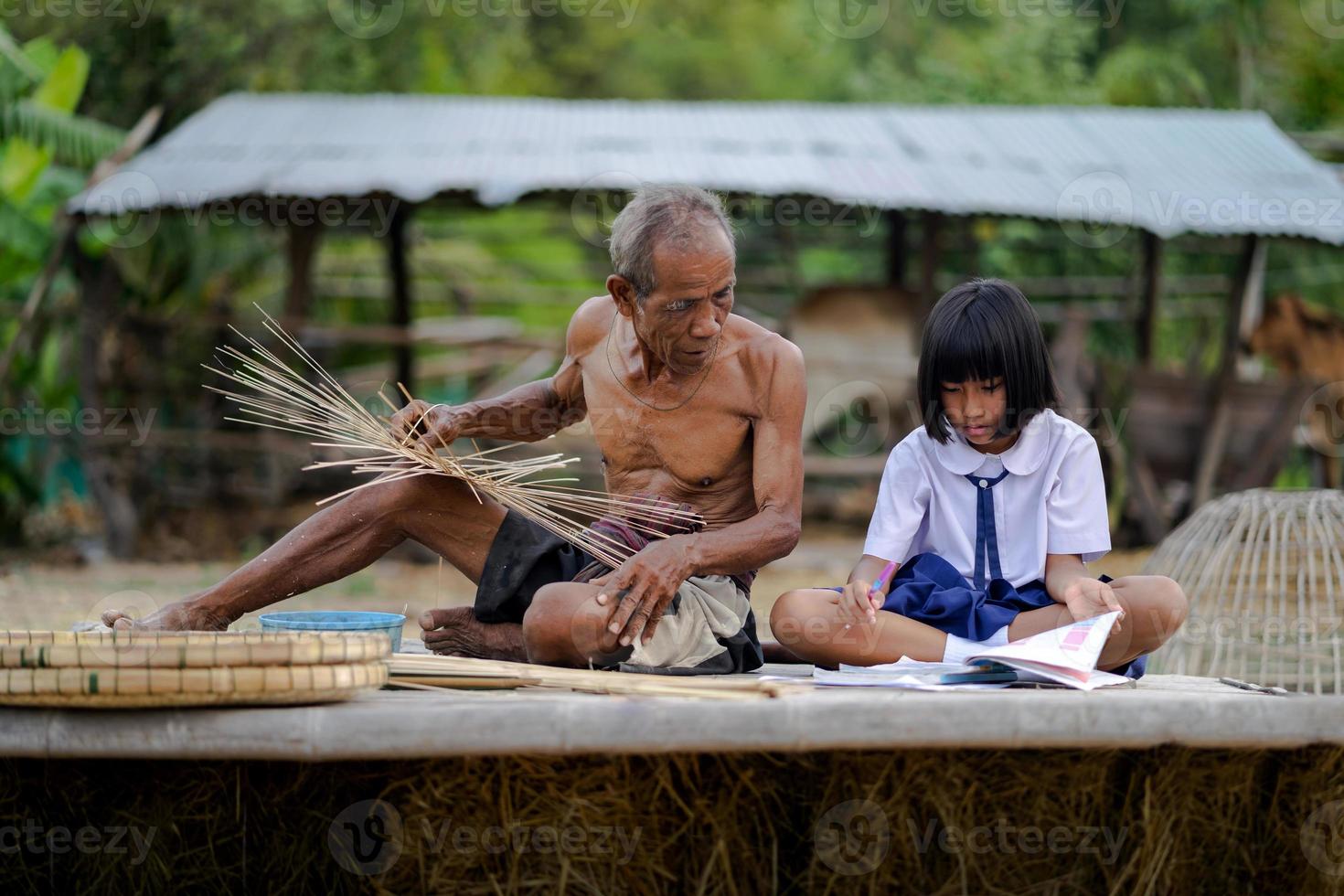 anciano y artesanía de bambú con niña estudiante foto