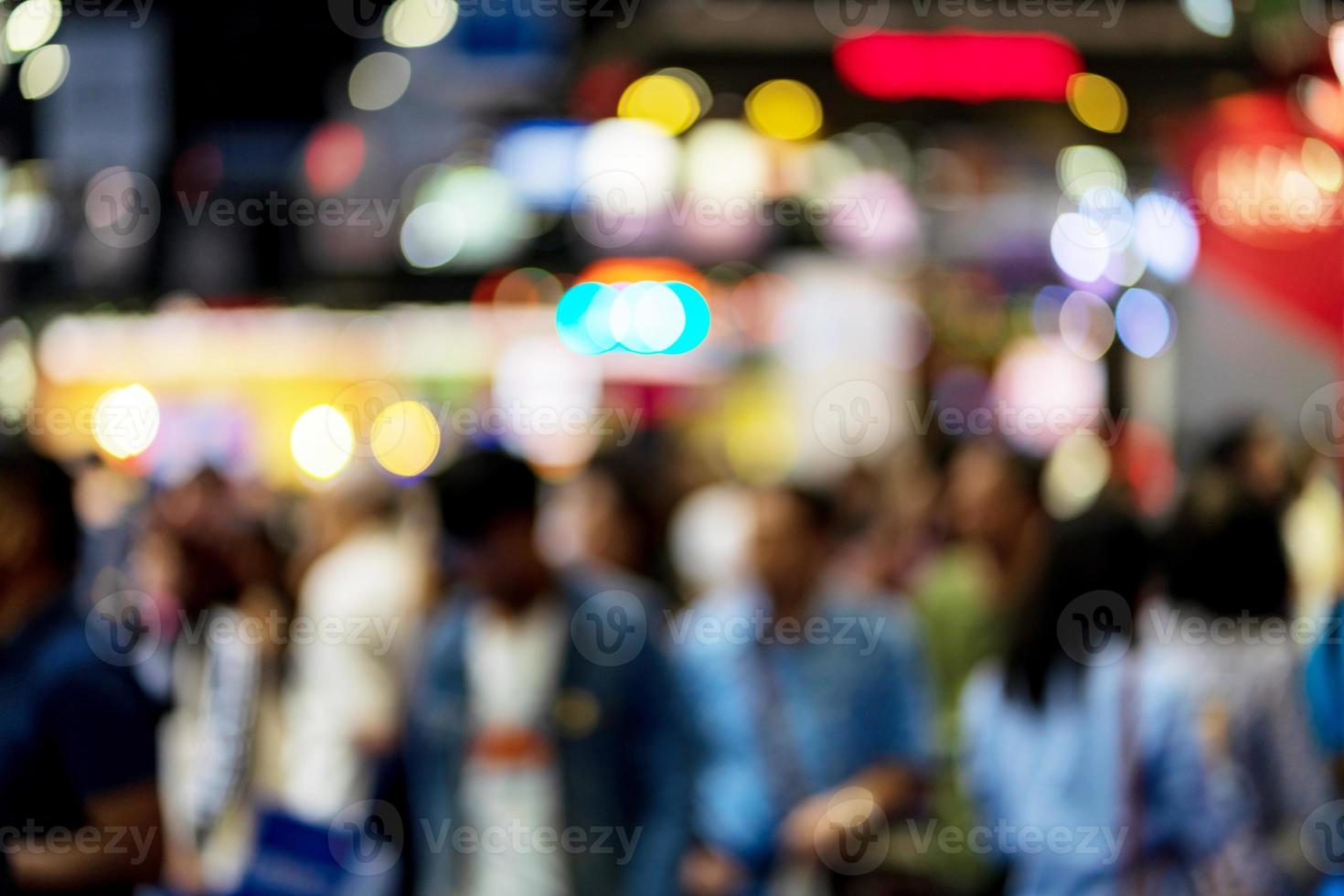 Desenfocar el fondo de la imagen de la gente en la exposición. foto