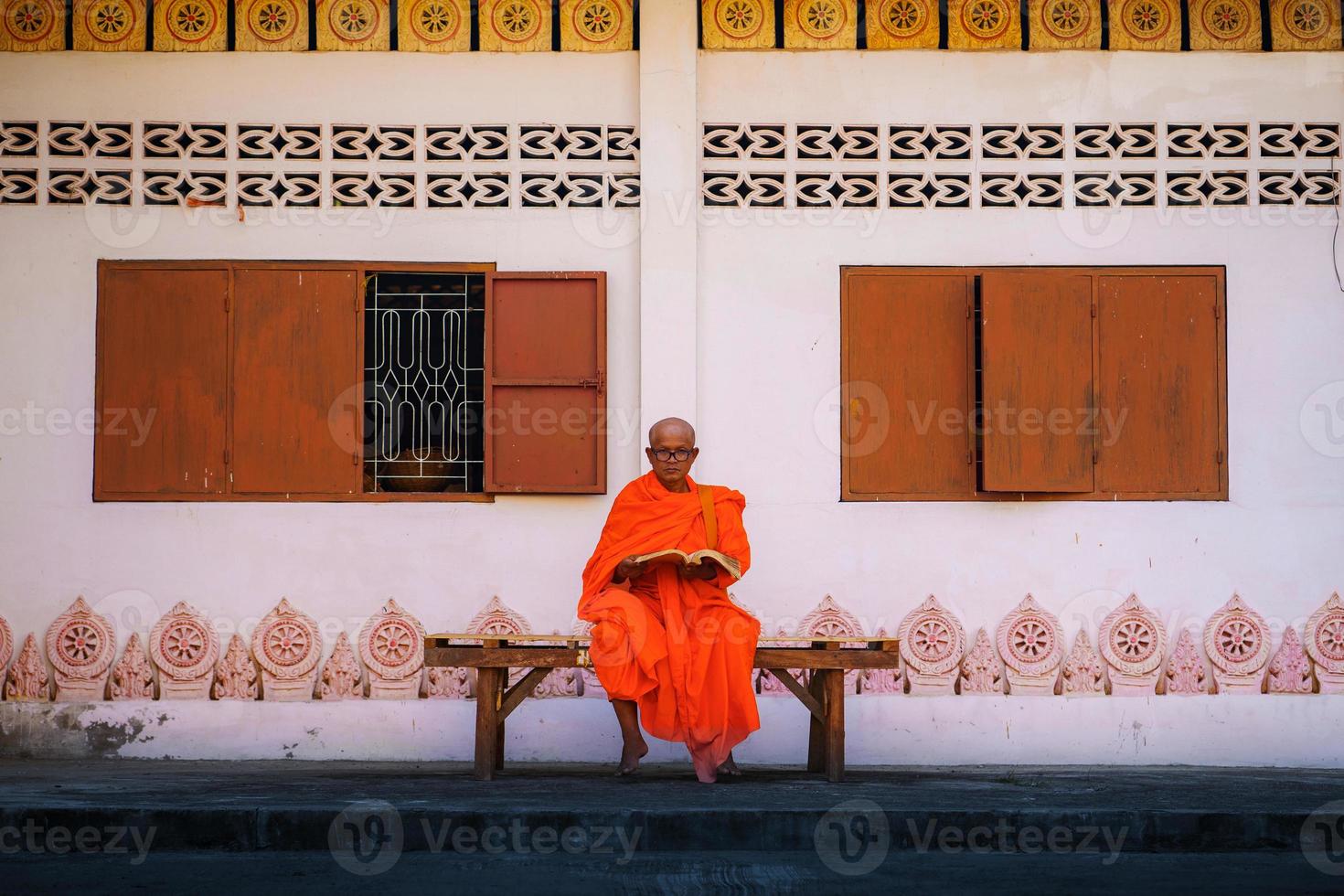 monjes en tailandia están leyendo libros foto