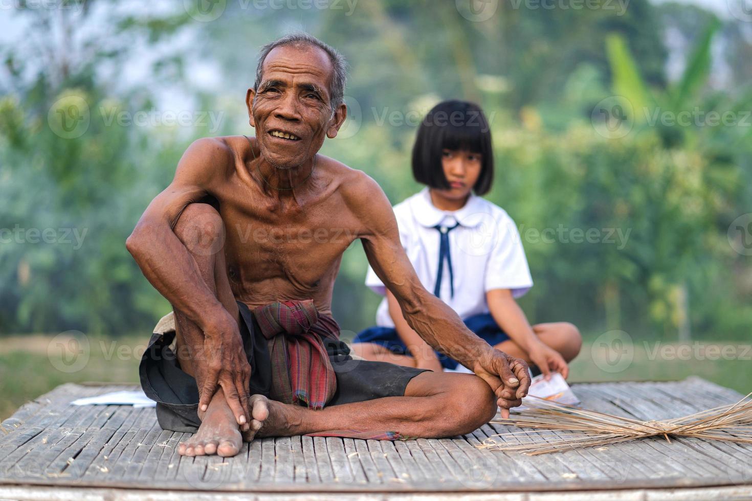 anciano y artesanía de bambú con niña estudiante foto