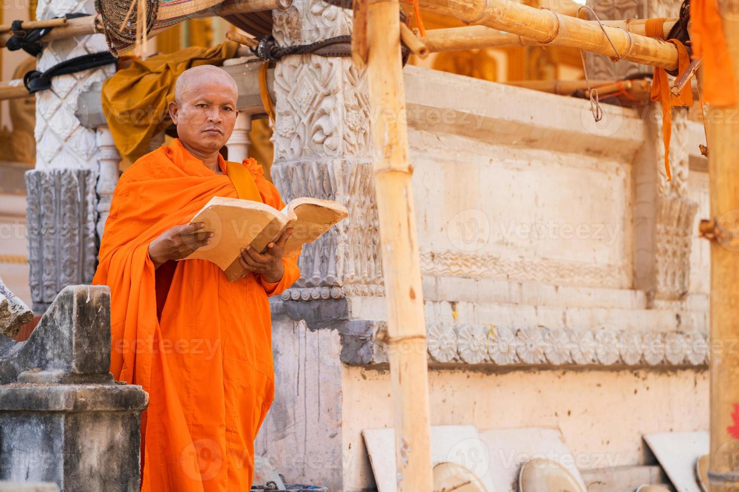 monjes en tailandia están leyendo libros foto