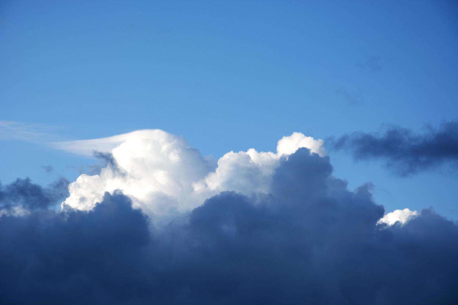 nubes de tormenta en el cielo azul foto