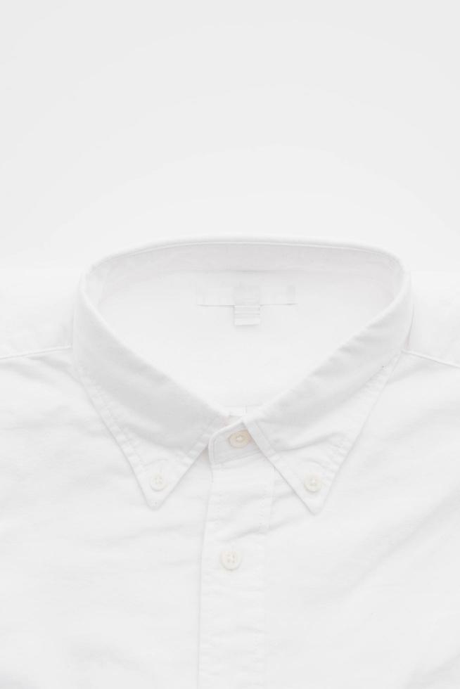 camisa blanca sobre blanco foto