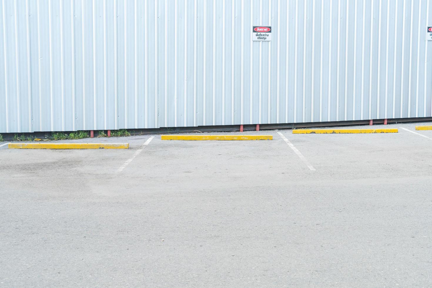 Coche de estacionamiento vacío para el fondo foto