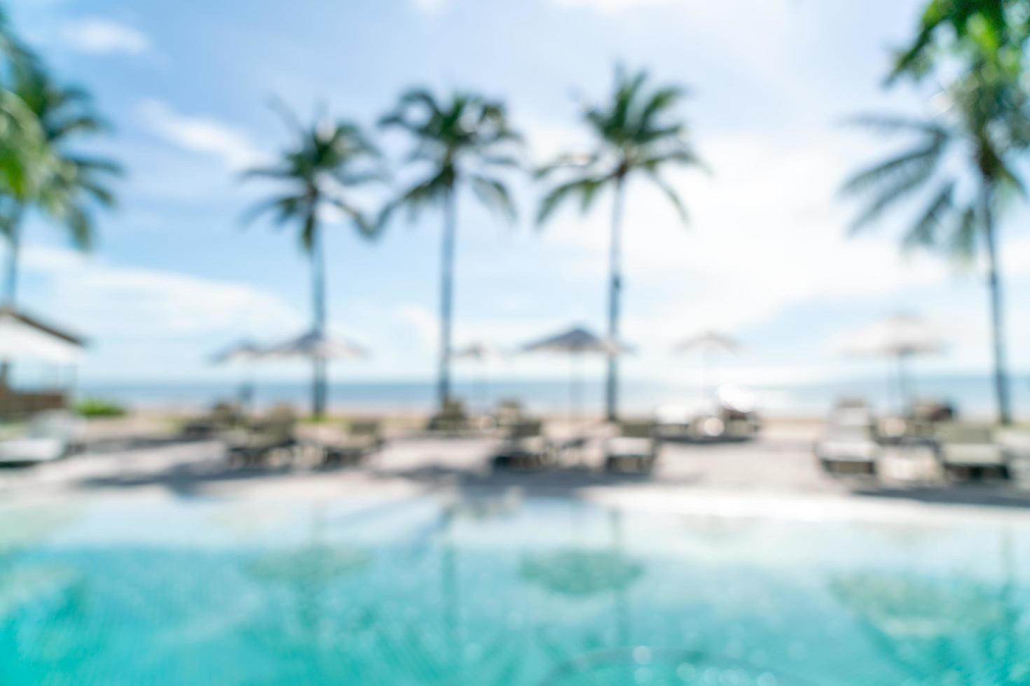 Piscina de cama borrosa abstracta alrededor de la piscina en un hotel de lujo para el fondo - concepto de vacaciones y vacaciones foto