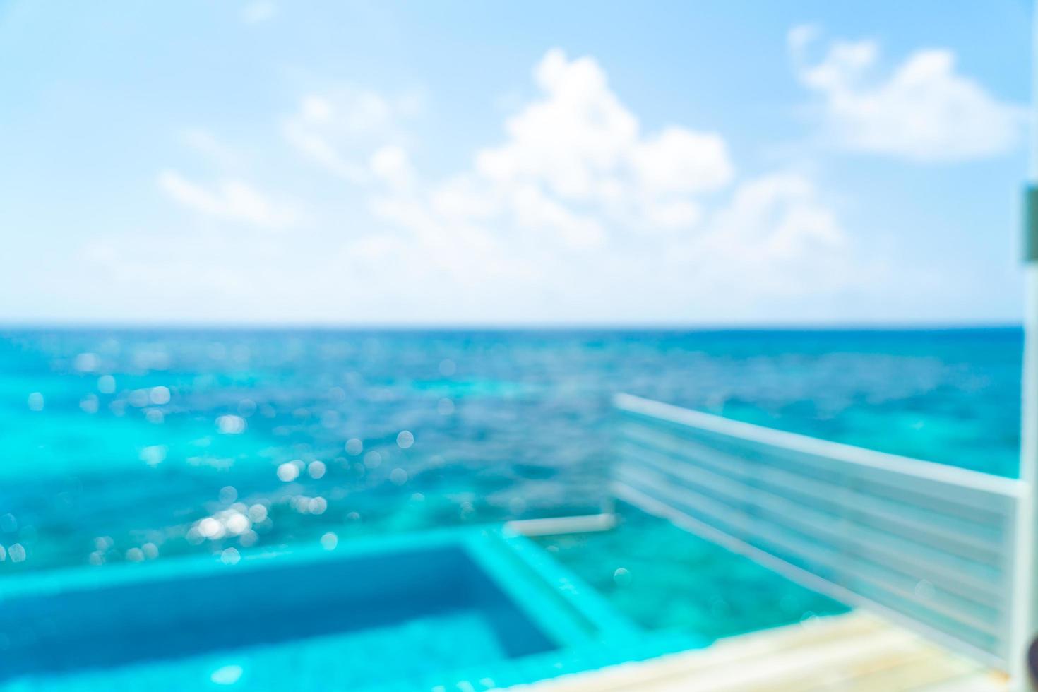 Desenfoque abstracto y fondo desenfocado de la piscina y el mar en Maldivas foto