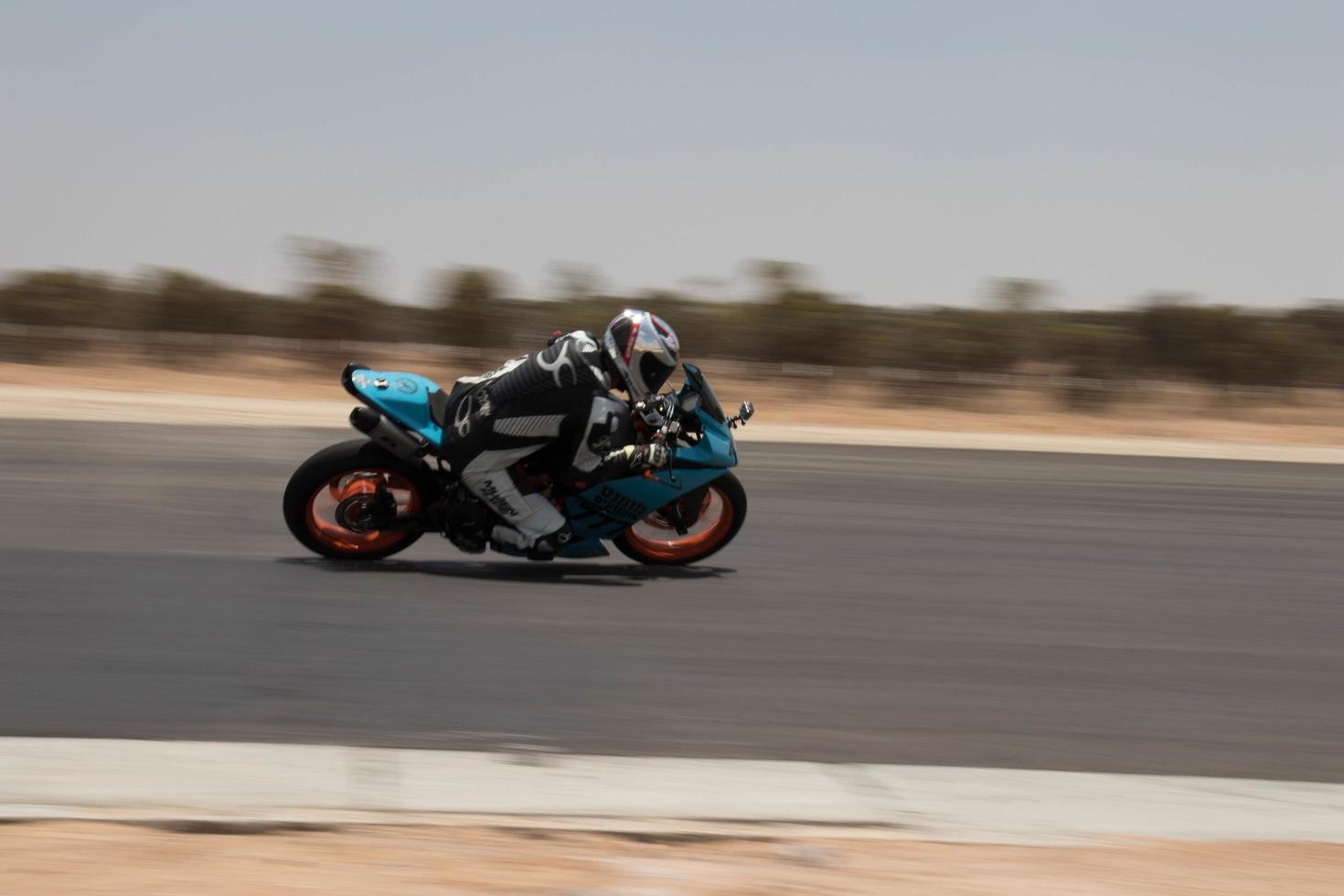 ciudad, país, mmm dd, aaaa - competición de motos en una pista de carreras foto