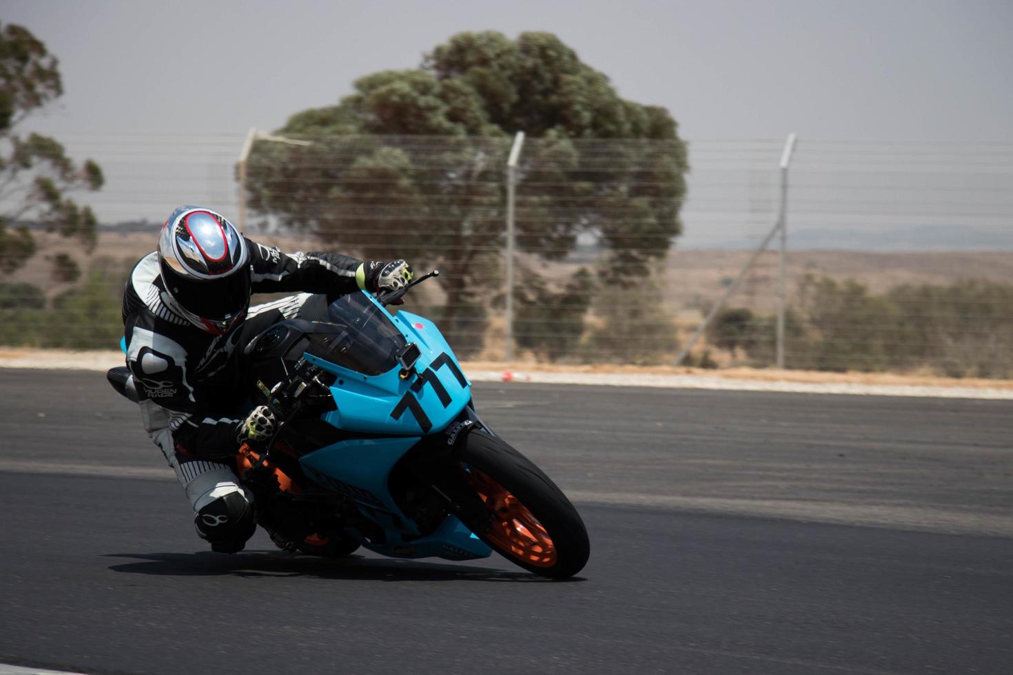 ciudad, país, mmm dd, aaaa - competición de motos en una pista de carreras foto