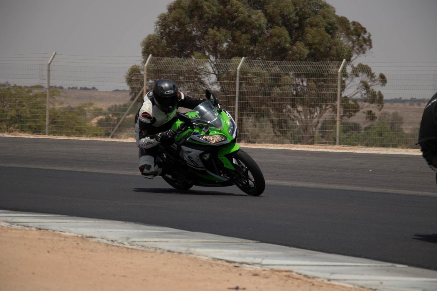 ciudad, país, mmm dd, aaaa - competición de motos en una pista de carreras foto