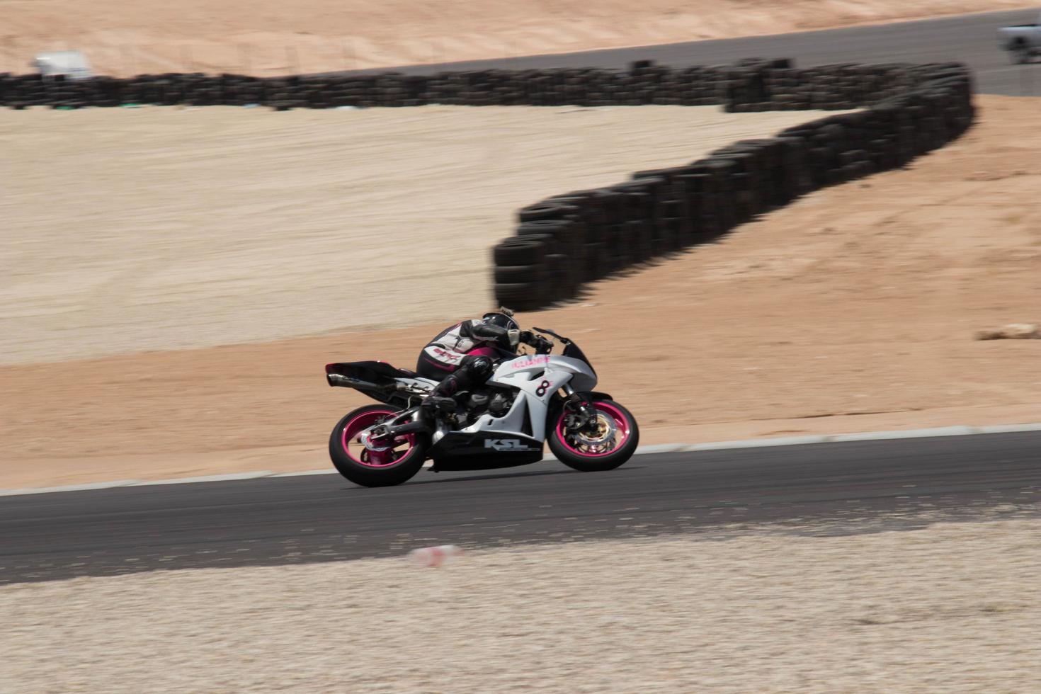 ciudad, país, mmm dd, aaaa - competición de motos en una pista de carreras foto