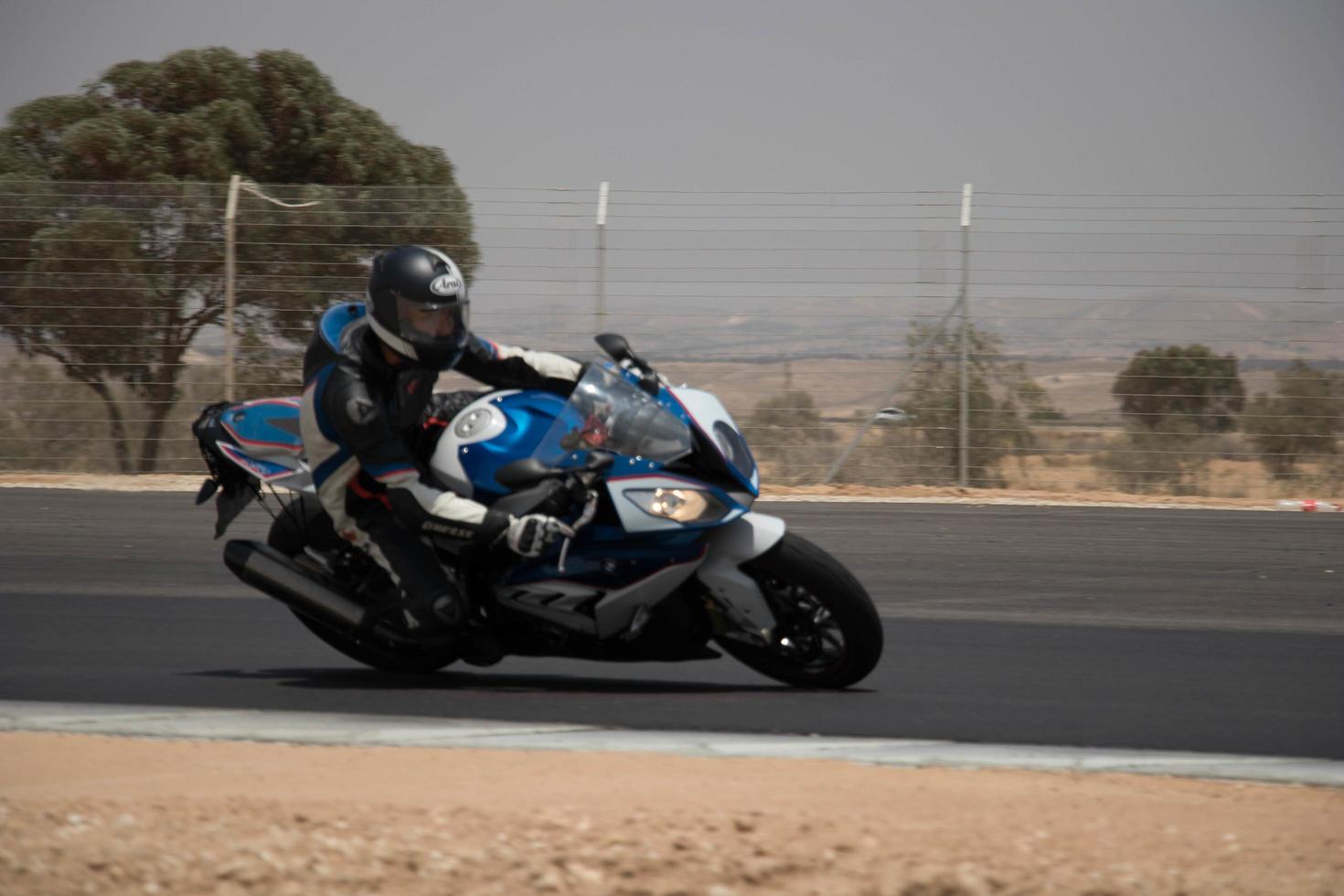 ciudad, país, mmm dd, aaaa - competición de motos en una pista de carreras foto