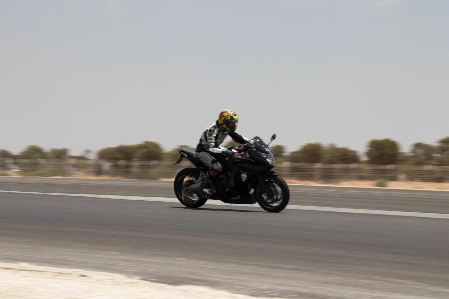 ciudad, país, mmm dd, aaaa - competición de motos en una pista de carreras foto