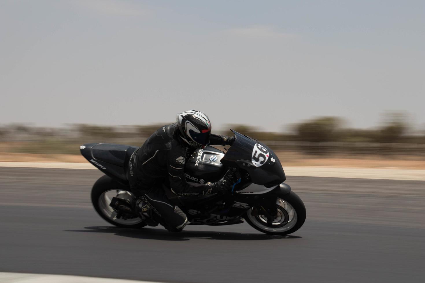 ciudad, país, mmm dd, aaaa - competición de motos en una pista de carreras foto