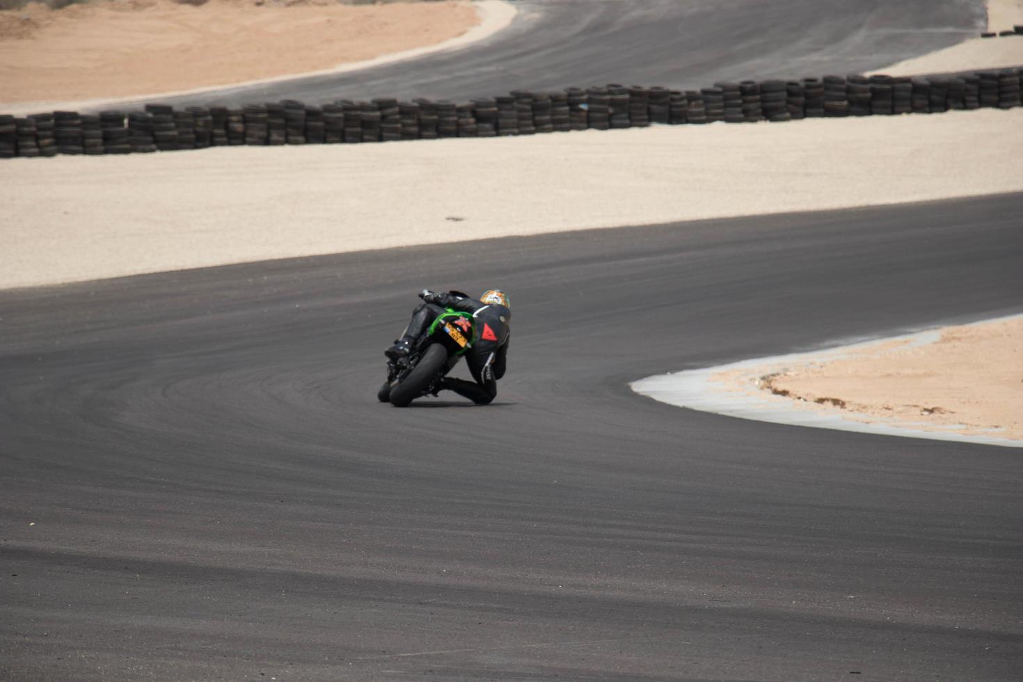 ciudad, país, mmm dd, aaaa - competición de motos en una pista de carreras foto