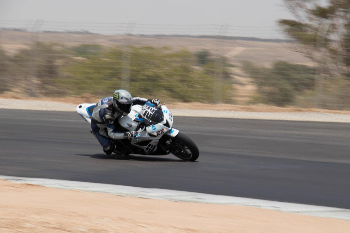 ciudad, país, mmm dd, aaaa - competición de motos en una pista de carreras foto