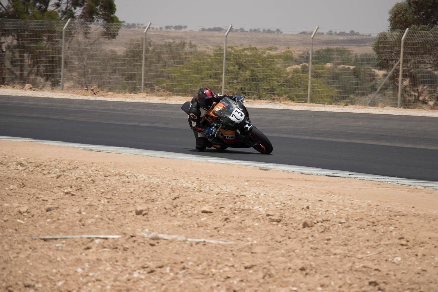 ciudad, país, mmm dd, aaaa - competición de motos en una pista de carreras foto