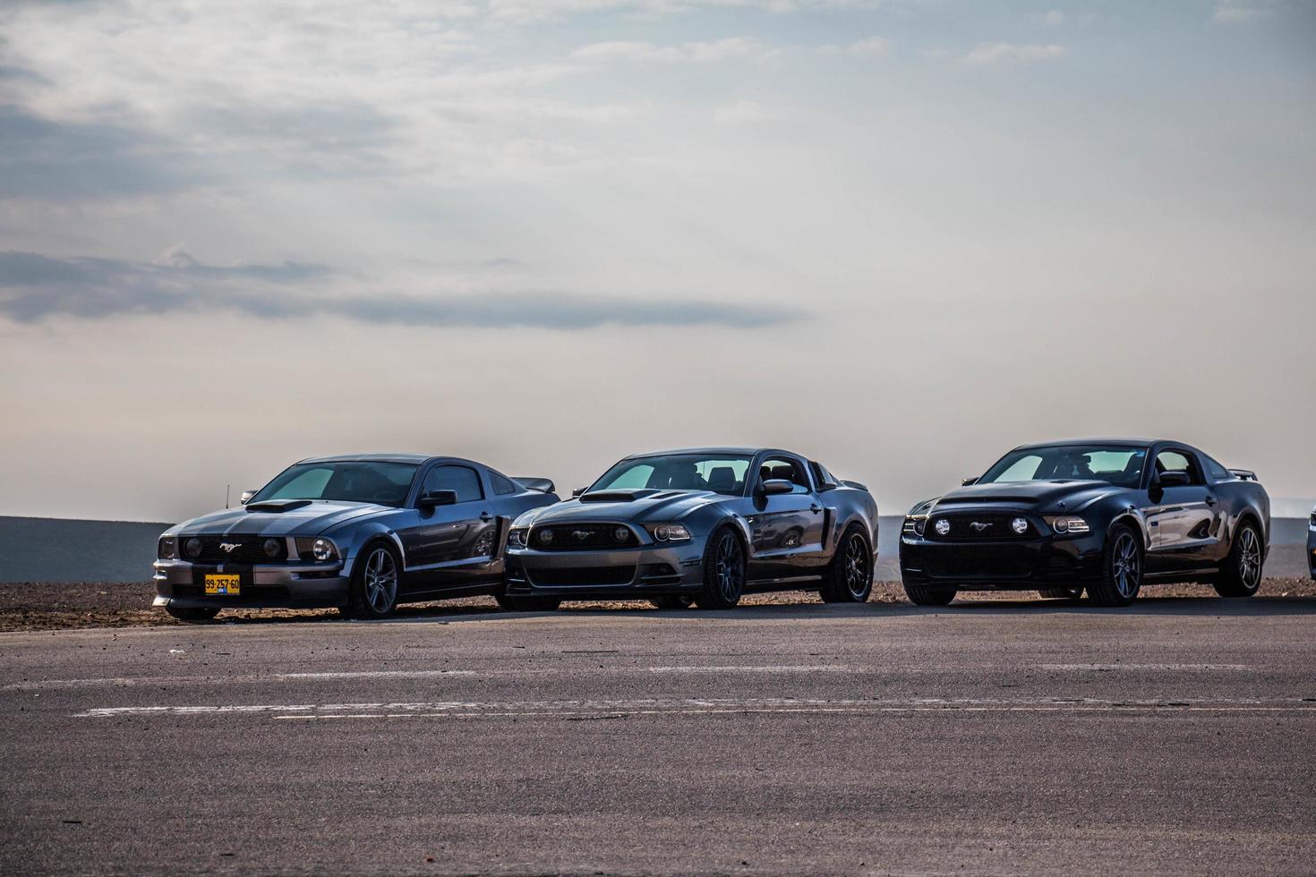 ciudad, país, mmm dd, aaaa - ford mustangs en una pista de carreras foto