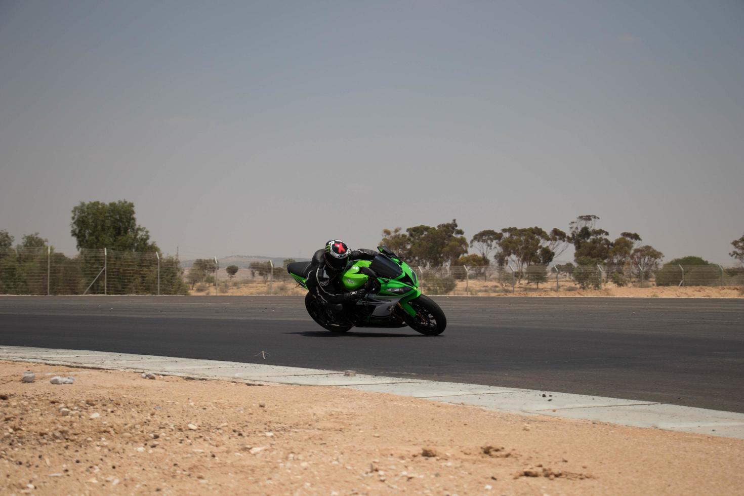 ciudad, país, mmm dd, aaaa - competición de motos en una pista de carreras foto