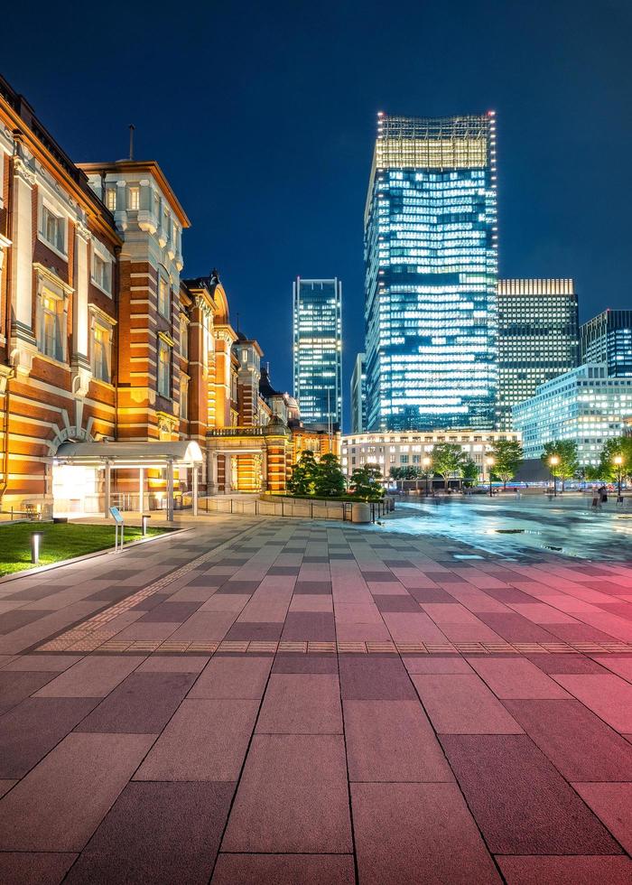 horizonte de la ciudad de tokio en la estación de tren foto