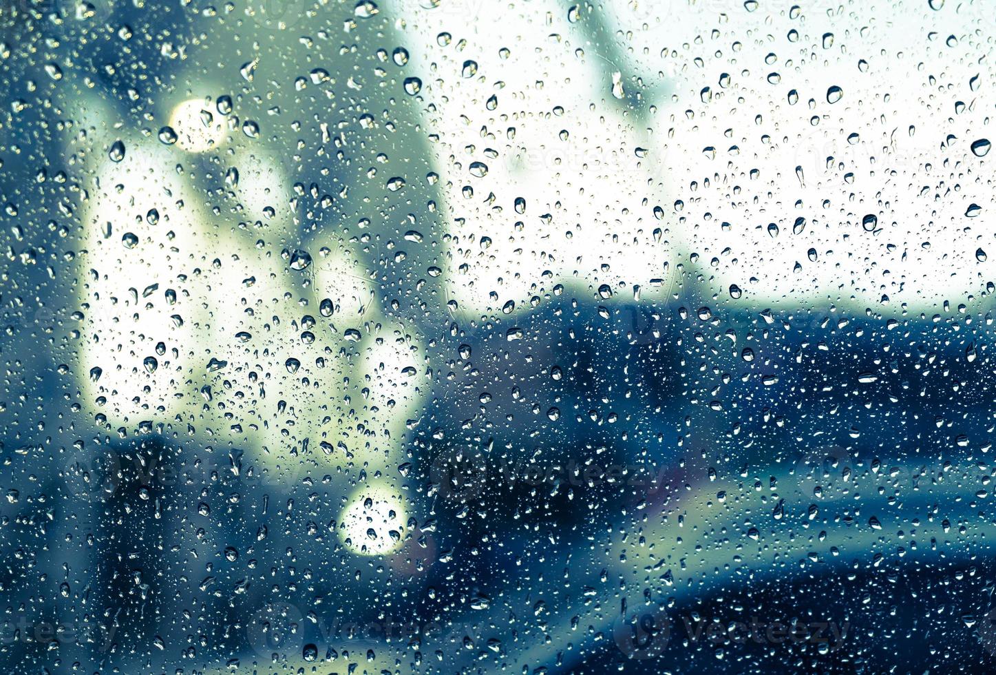 gotas de lluvia en la ventana foto