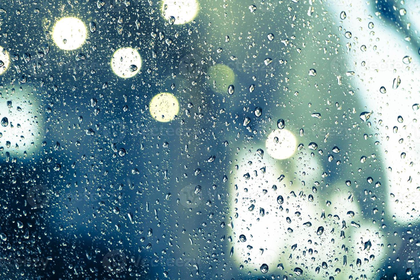 gotas de lluvia en la ventana foto