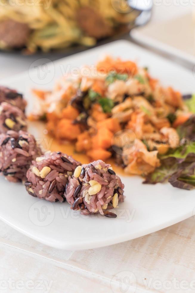 ensalada vegana picante con bayas pegajosas y arroz de grano foto