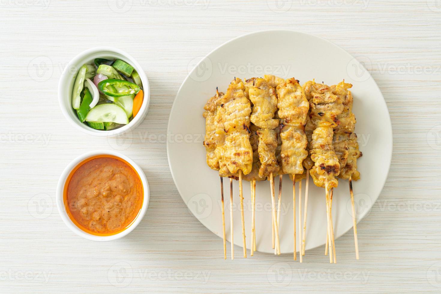 satay de cerdo con salsa de maní foto