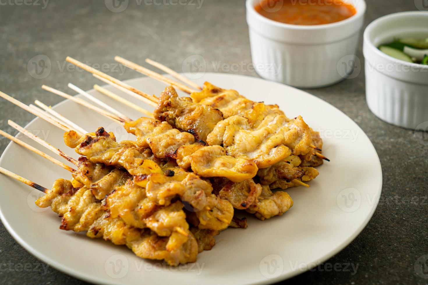 satay de cerdo con salsa de maní foto