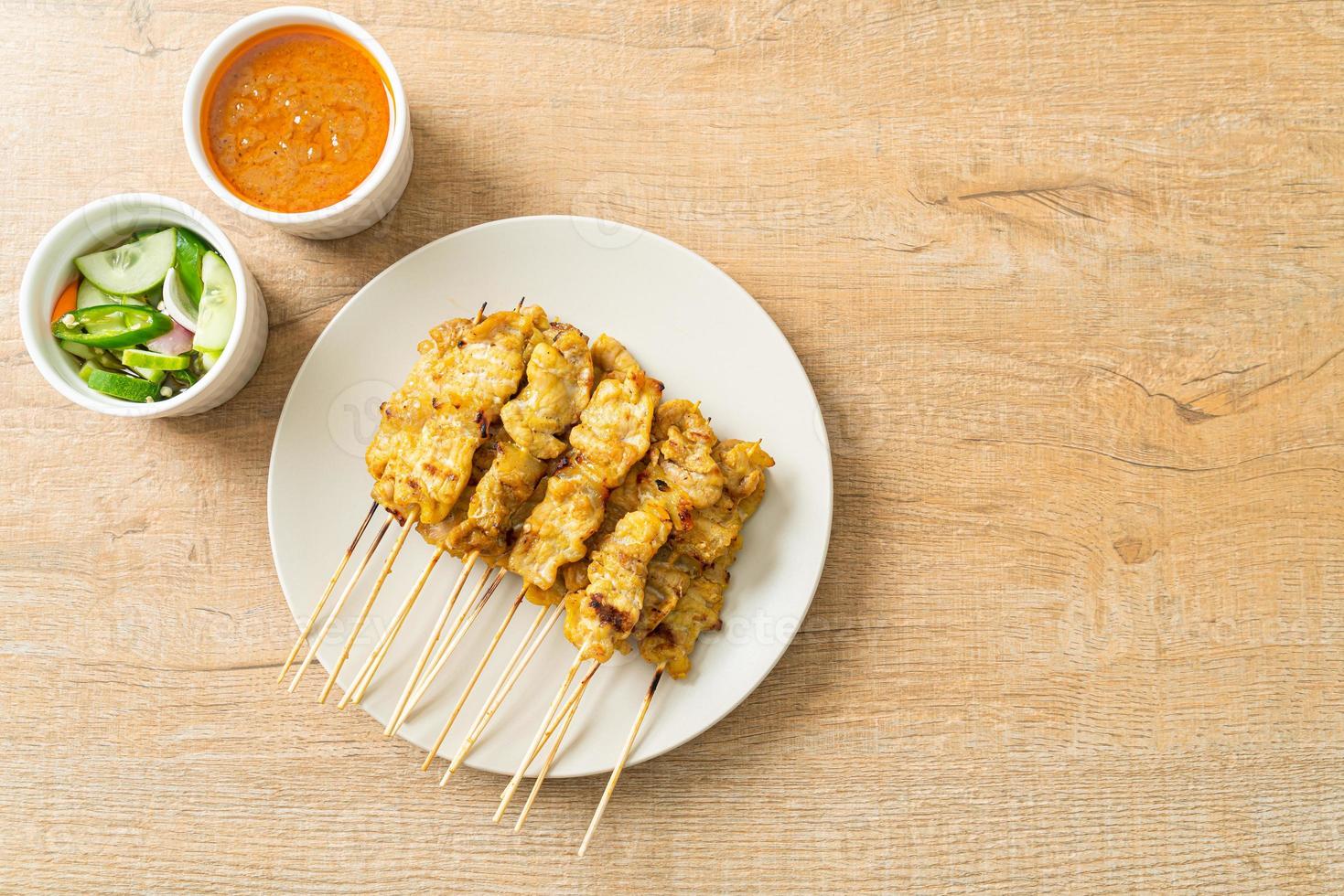 satay de cerdo con salsa de maní foto