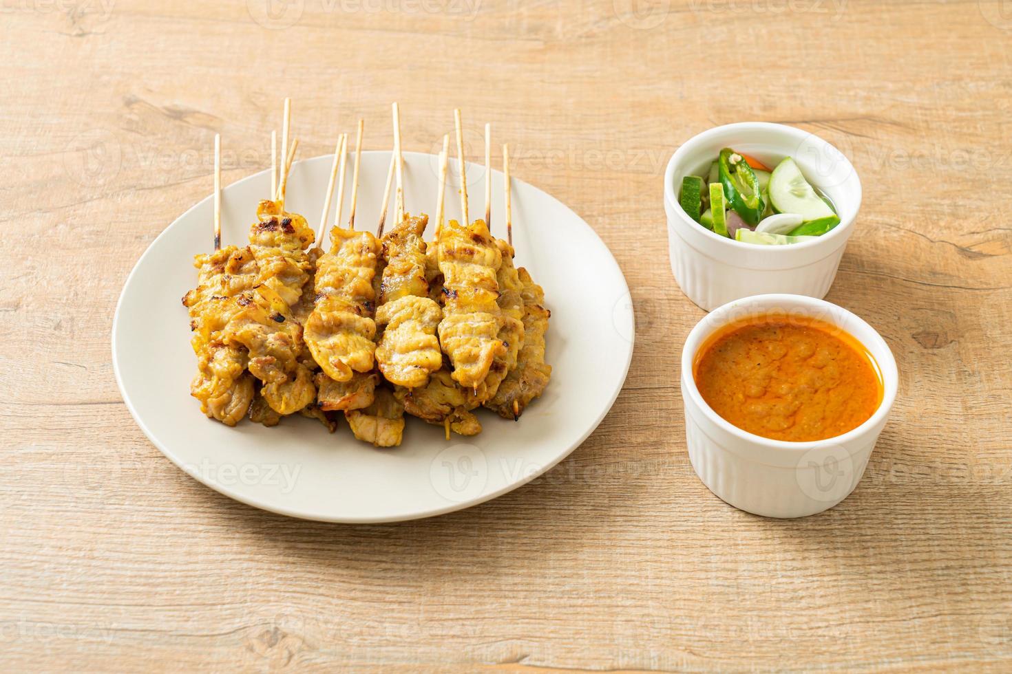 satay de cerdo con salsa de maní foto