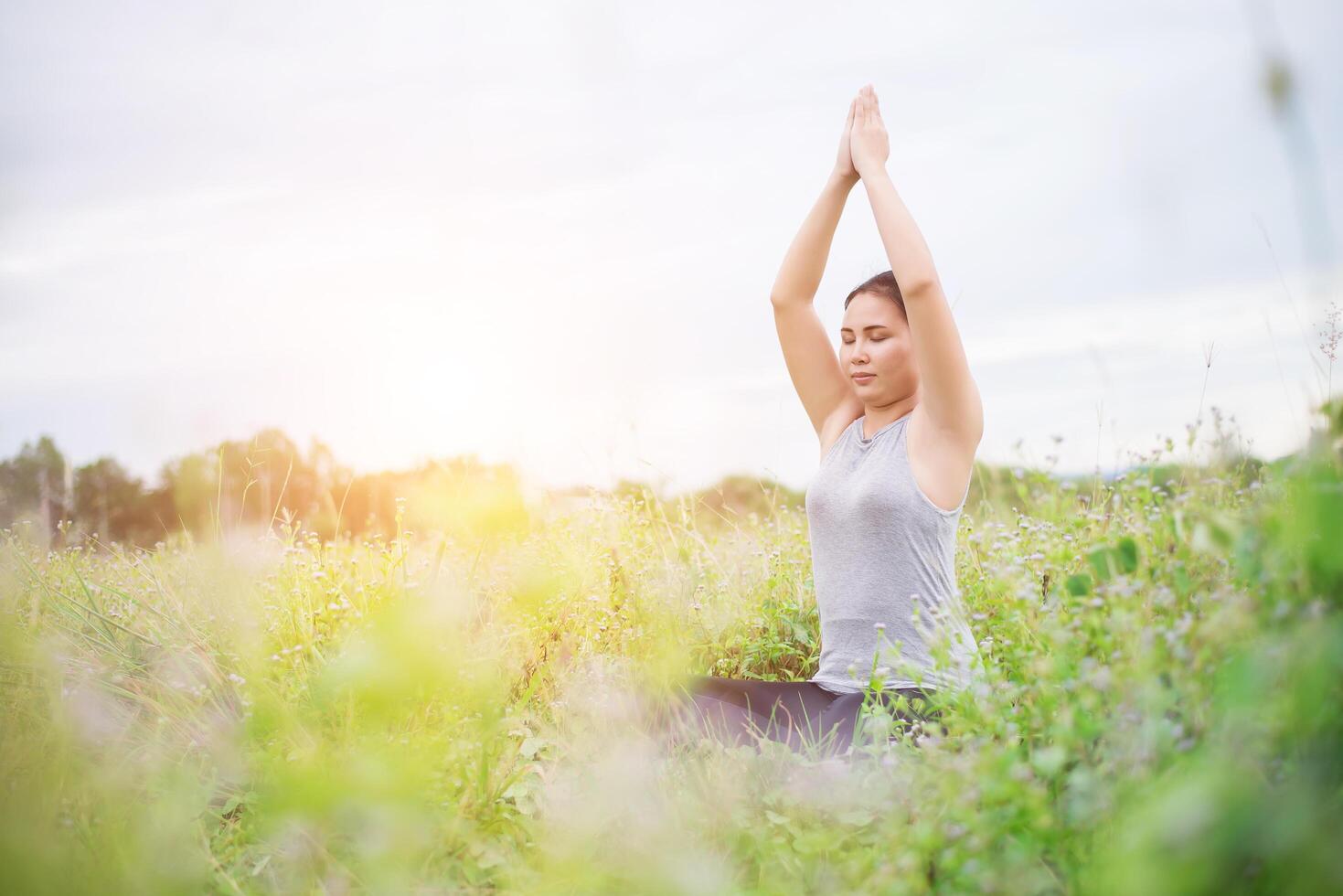 hermosa mujer de yoga practicando yoga en los prados. foto