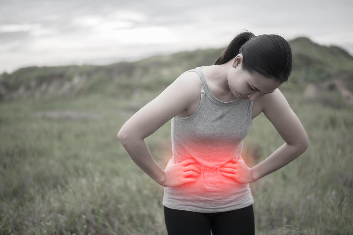 mujer joven siente dolor de estómago. foto