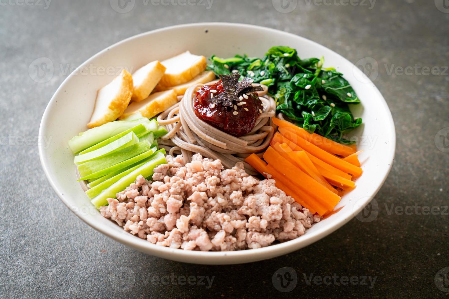 fideos fríos picantes coreanos foto