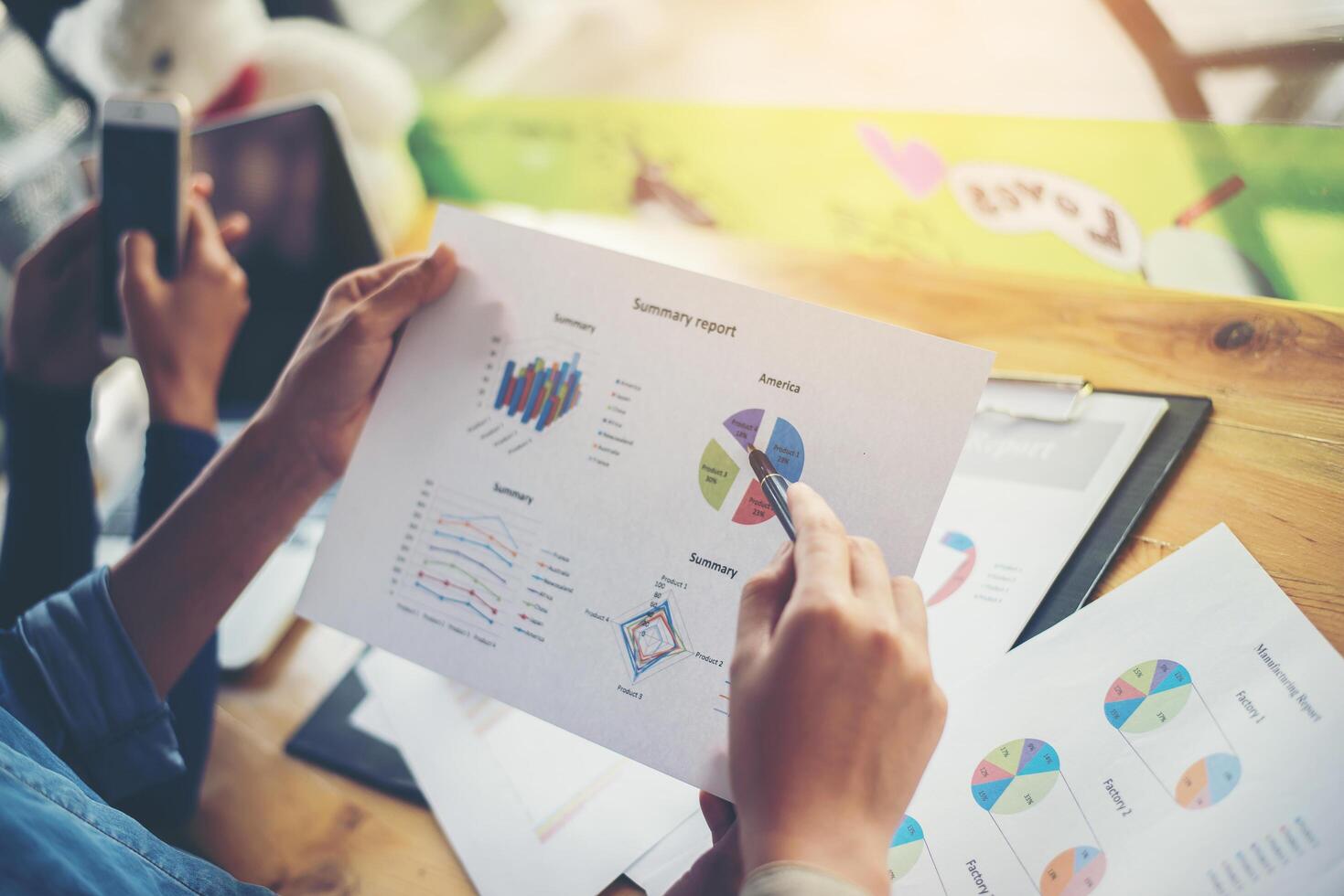 manos de mujer de negocios trabajando y sosteniendo información comercial foto