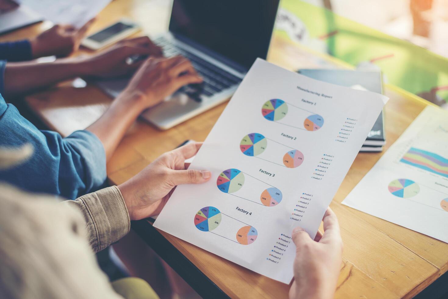 manos de mujer de negocios trabajando y sosteniendo información comercial foto