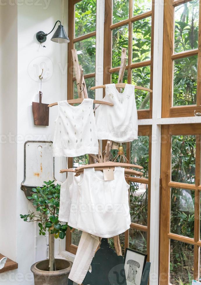 camisa colgando de un soporte en la habitación foto