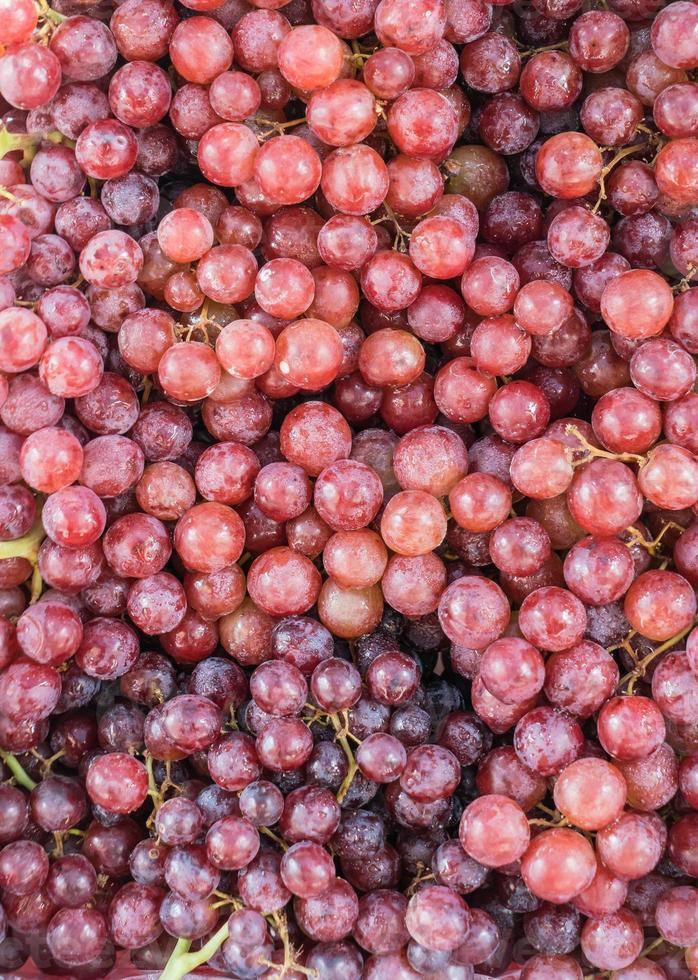 uvas rojas frescas en el mercado foto