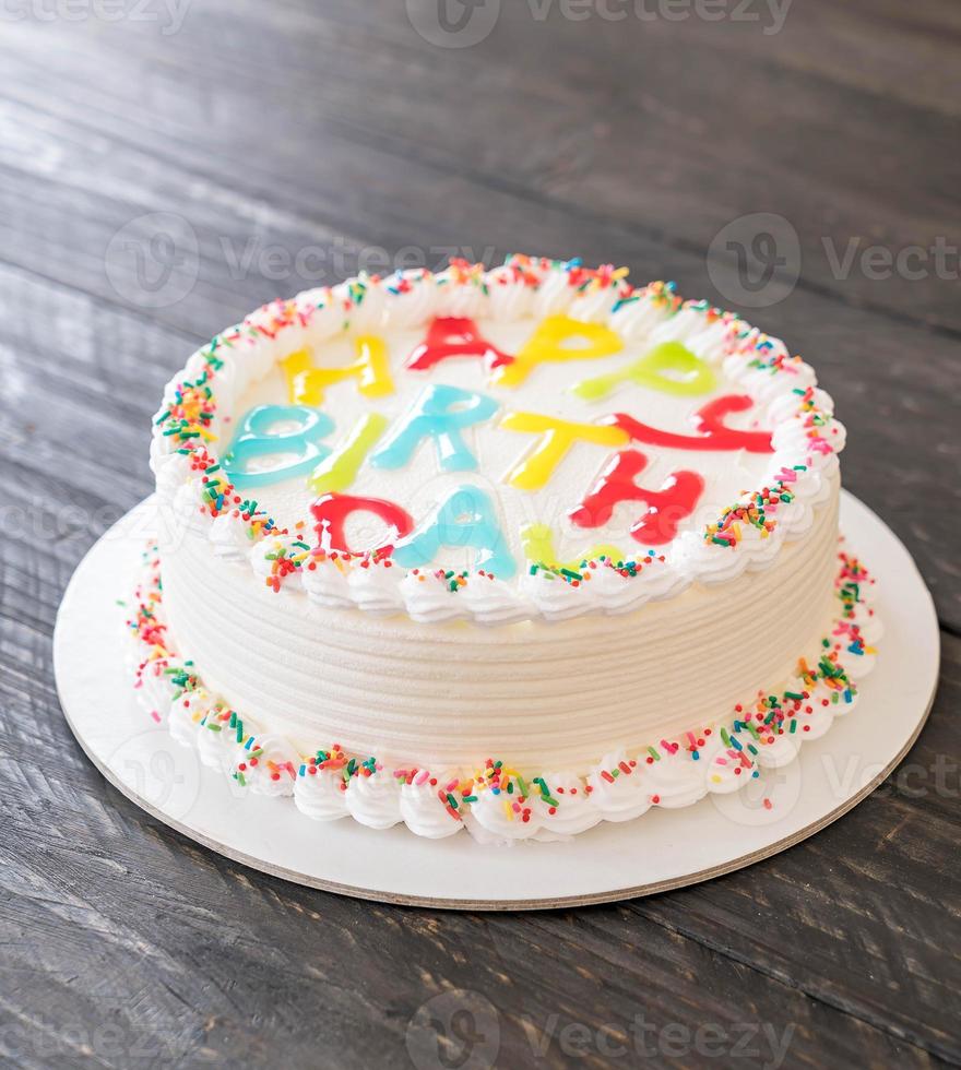 pastel de cumpleaños feliz en la mesa foto