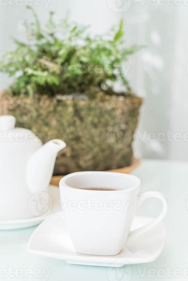 taza de té caliente en la mesa foto