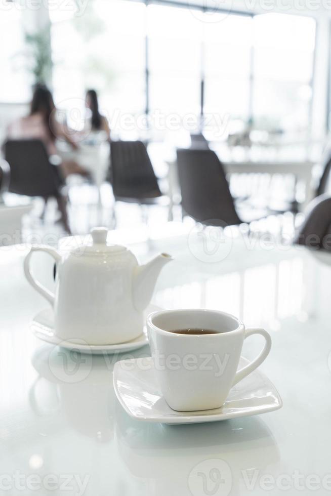 taza de té caliente en la mesa foto