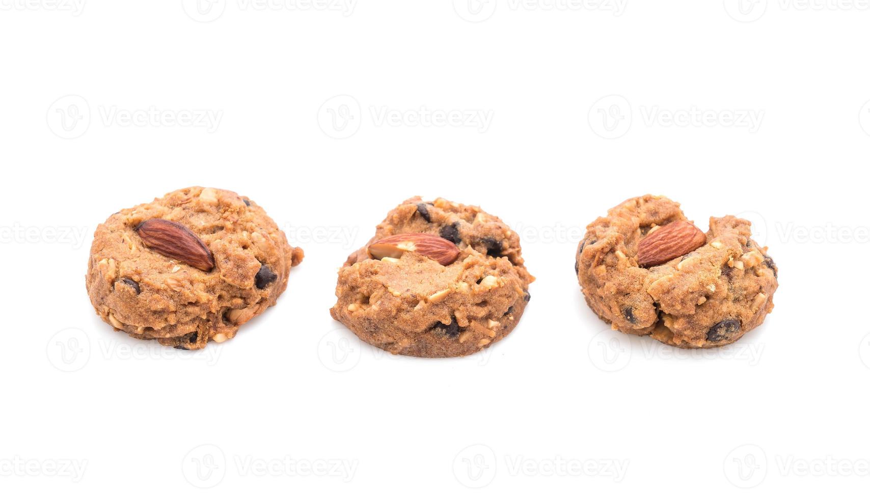 Galletas de almendra sobre fondo blanco. foto