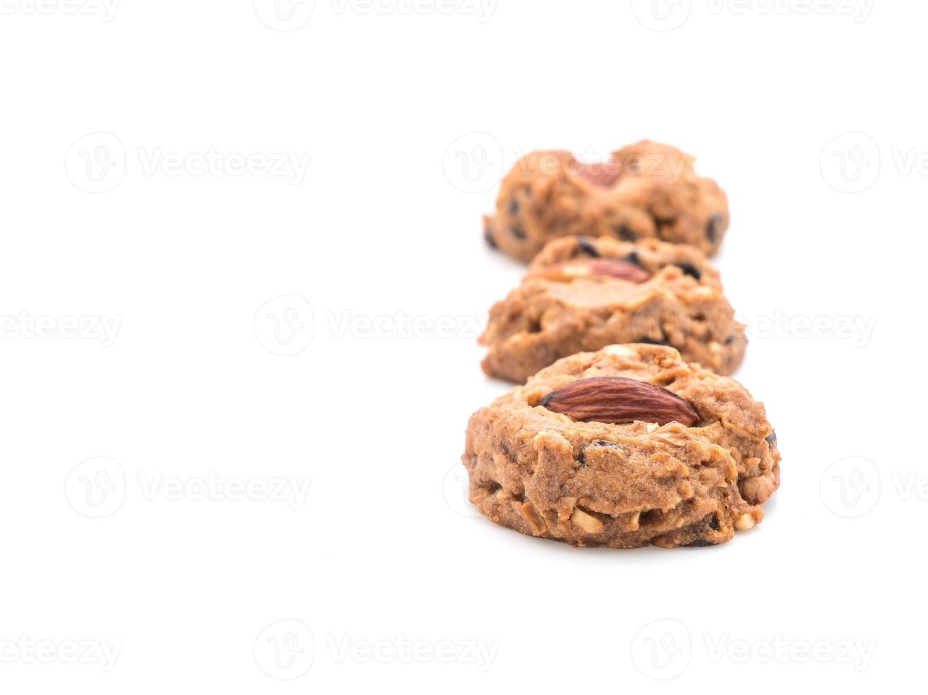 Galletas de almendra sobre fondo blanco. foto