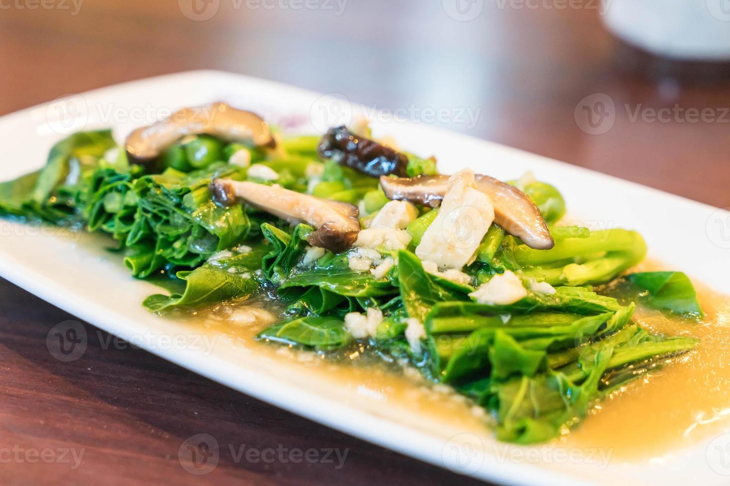 Stir-fried Chinese kale with shiitake mushroom - Chinese food photo