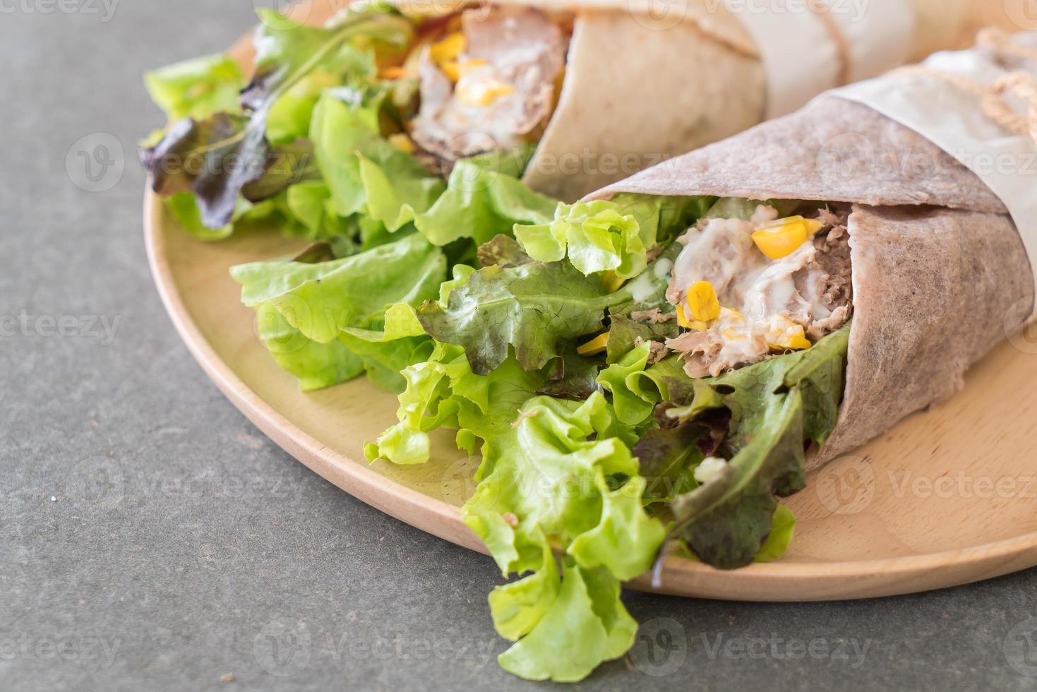 rollo de ensalada con ensalada de atún y maíz foto