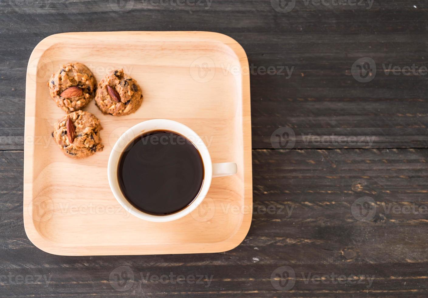 café negro con galletas en madera foto