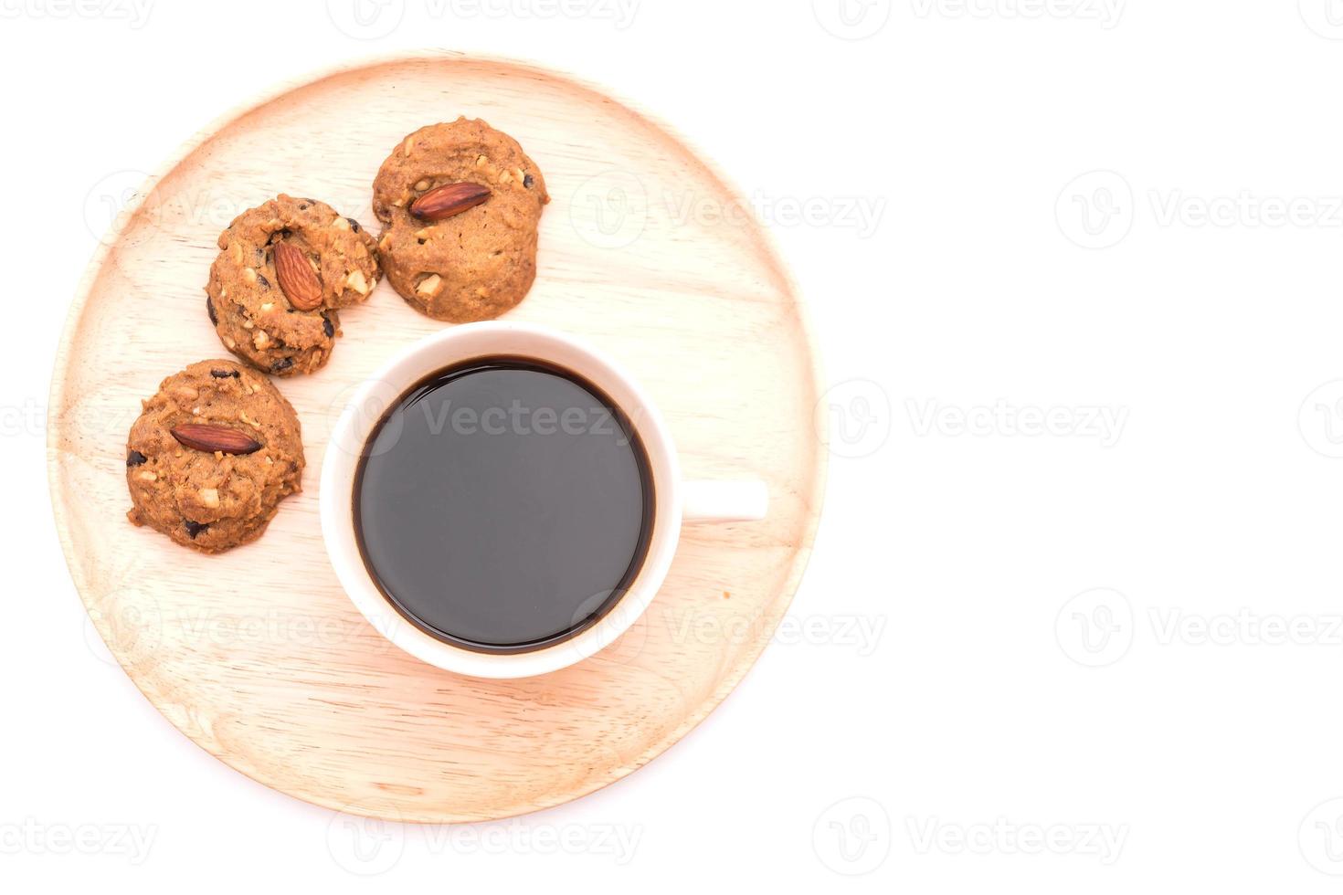 Café negro con galletas sobre fondo blanco. foto